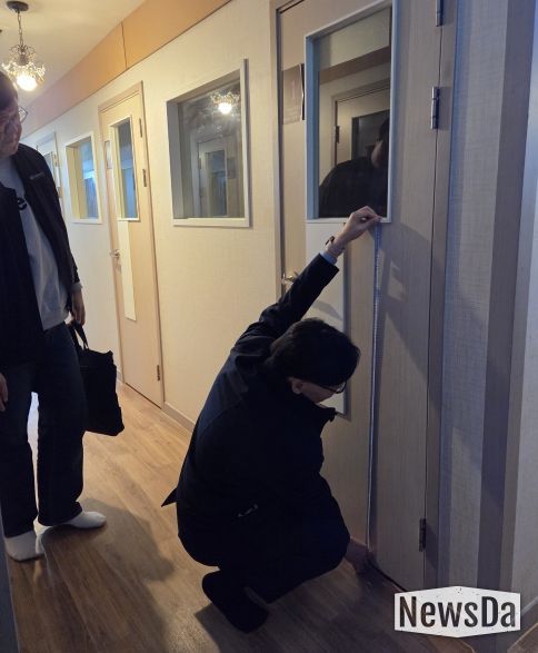 수원특례시, 유관기관 관계자들이 신종·변종 룸카페를 대상으로 합동점검을 진행하고 있다.