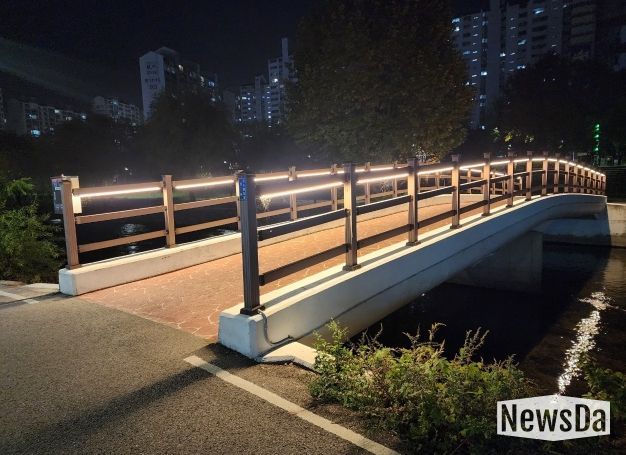 용인특례시 수지구 죽전1동은 목교 제4·6인도교에 LED 경관조명을 설치했다.