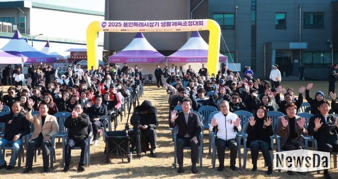이상일 용인특례시장이 15일 기흥구 용인조정경기장에서 열린 ‘용인특례시장기 생활체육 조정대회’에서 관계자들과 기념사진 촬영을 하고 있다
