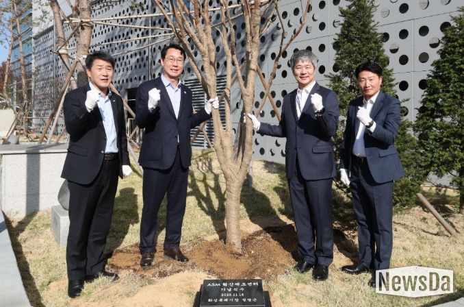 정명근 화성특례시장, 배정수 화성특례시의회 의장, 이영석 ASM코리아 대표가 기념 식수를 하고 기념촬영을 하고 있다