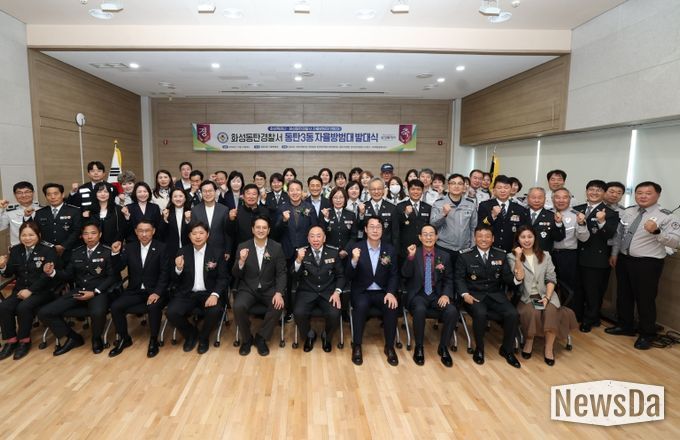 정명근 화성특례시장이 전용기 국회의원 등 참석내빈과 함께 기념 촬영을 하고 있다