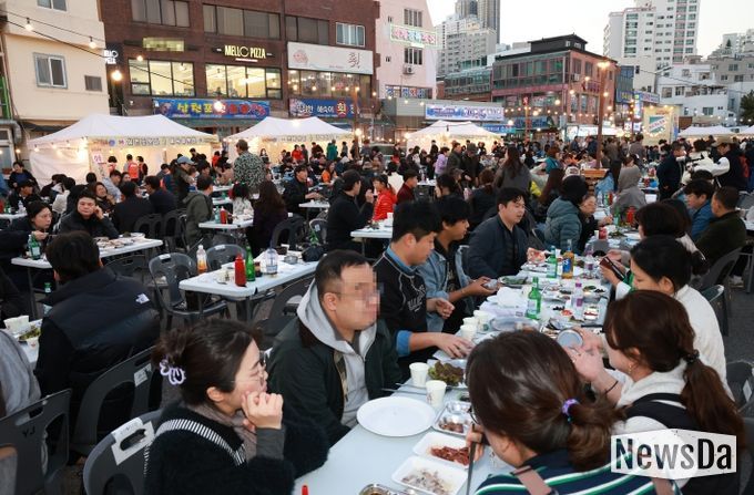 울산 동구 방어진회축제추진위원회(위원장 박문옥)는 15일 방어진활어센터 주차장에서 방어진 회 축제를 개최하고 김종훈 동구청장 및 내빈과 지역 주민들이 참석해 방어 해체쇼 및 활어회 장터 등을 운영했다.