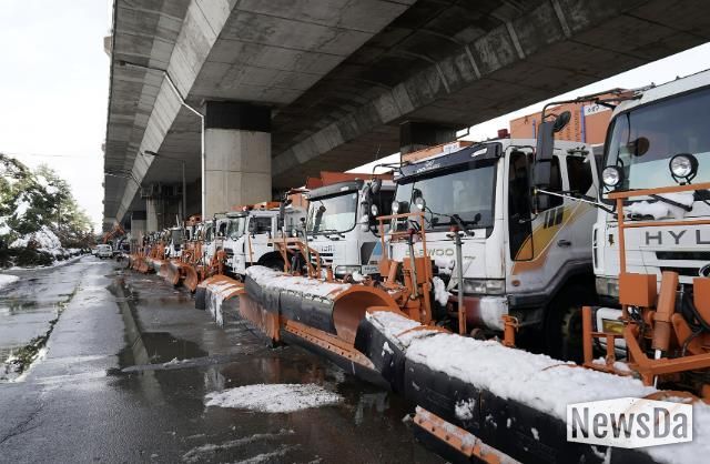성남 수정구 수질복원센터 하적장에 대기 중인 제설 차량들