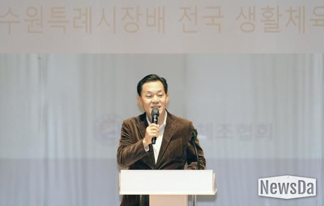 이재준 수원시장이 제1회 수원특례시장배 전국 생활체육 체조대회에서 인사말을 하고 있다.