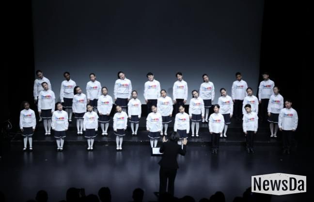 안산시 세계소년소녀합창단이 15일 소극장 보노마루에서 열린 ‘제15회 정기연주회’ 무대에서 합창을 하고 있다.