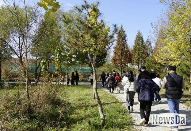 비봉습지공원 둘레길을 산책하는 시범투어 참여 관광객들