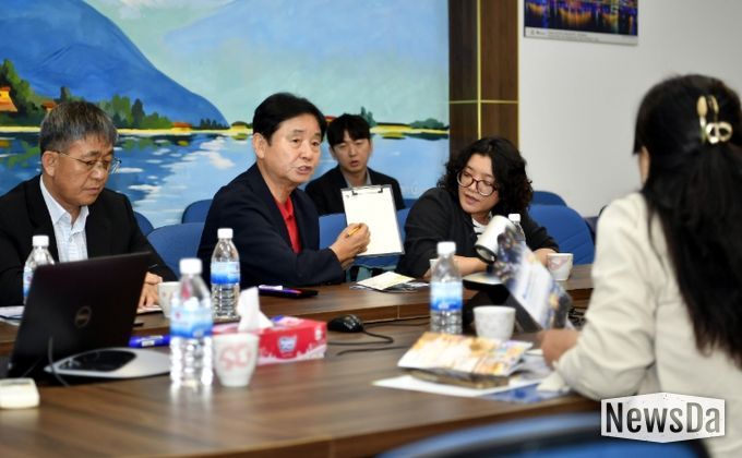 최문순 화천군수가 9일부터 14일까지 베트남과 홍콩, 타이완 현지 여행사를 방문해 축제 상품을 설명하고 있다.