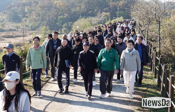 성낙인 창녕군수가 제16회 우포늪생명길 걷기대회 행사에서 주요 내빈들과 함께 걷고 있다.