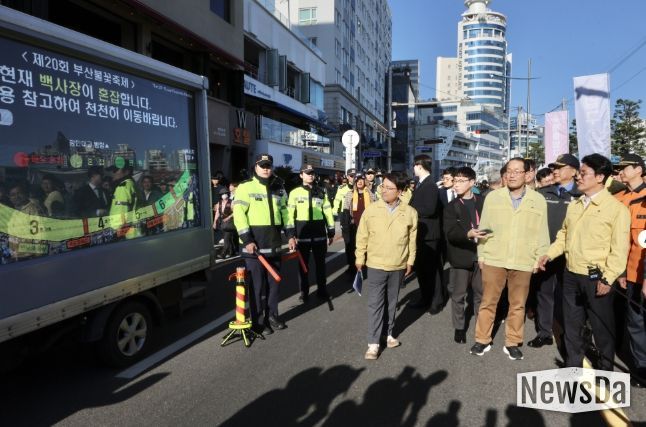 김민석 국무총리가 15일 부산 광안리해수욕장 일대를 돌아보며 부산 불꽃축제 안전관리상황을 점검하고 있다.(국무총리실)