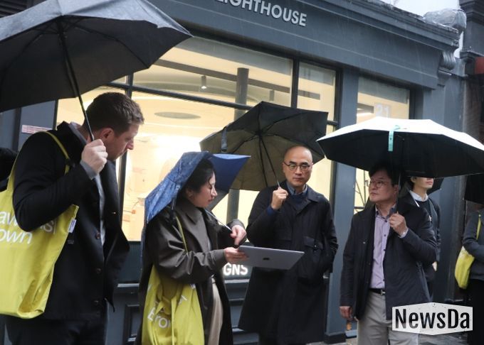 김병수 시장이 런던의 대표적 문화예술거리인 소호거리를 찾아 도시재생 성공 비결과 특징을 살피고 있다.