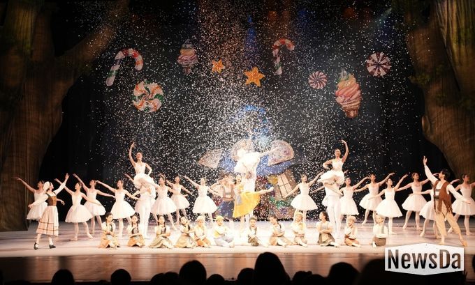 발레 <헨젤과 그레텔> 마지막 씬에서 전 출연진이 모두 나와 피날레 장면을 완성했다.