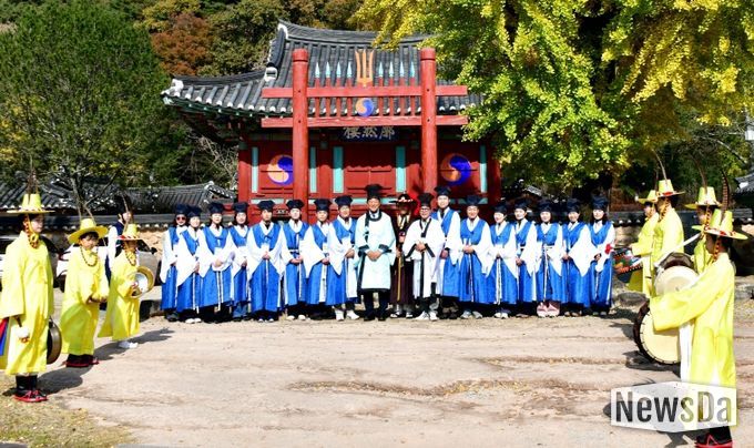 13일 청렴문화 체험교육에 참여한 김한종 장성군수와 공직자들이 필암서원 앞에서 기념사진을 남기고 있다