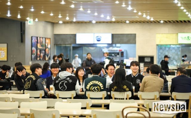 김민석 국무총리가 17일 '천원의 아침밥'을 제공하는 종로구 성균관대학교 은행골식당을 방문, 학생들과 대화를 하며 식사를 하고 있다.