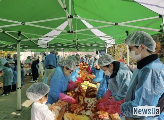 '사랑으로 버무러진 행복 한포기' 시흥시 장곡종합사회복지관, 김장 체험으로 사회적 나눔 실천