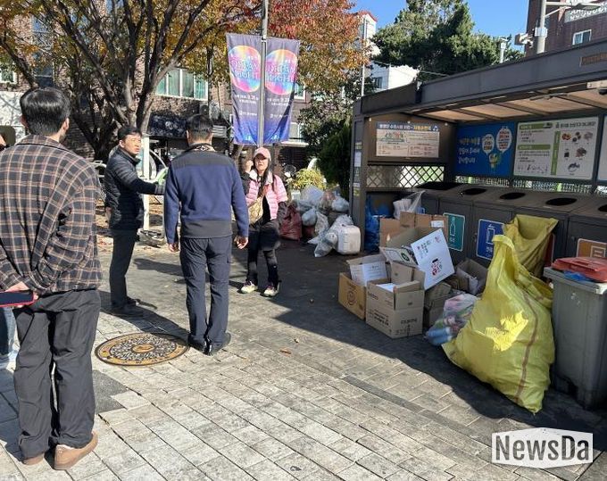 수원시 관계자들이 16일 신풍동 에코스테이션을 점검하고 있다.