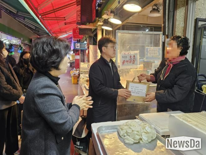 지난 15일 부천시약사회는 부천제일시장 상인들에게 일반의약품을 무료로 배부했다.