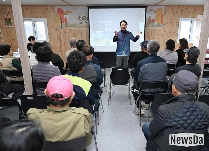 김동근 시장이 11월 13일 환경자원센터(자원회수시설 신설) 선호시설화 주민설명회에서 인사말을 하고 있다.