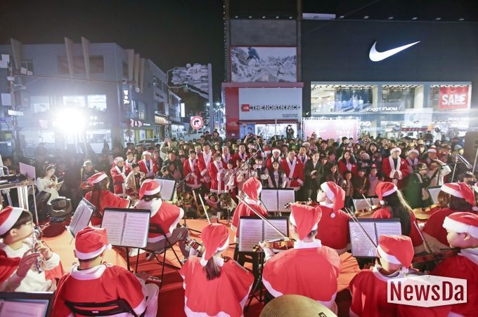 2025 신포문화의거리 크리스마스 트리 축제 개최