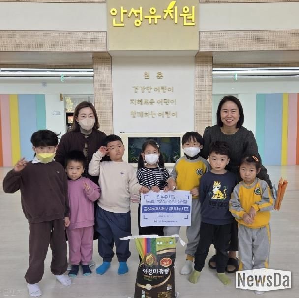 안성시동부무한돌봄네트워크팀, 안성유치원 녹색나눔장터 수익금 전달 받아
