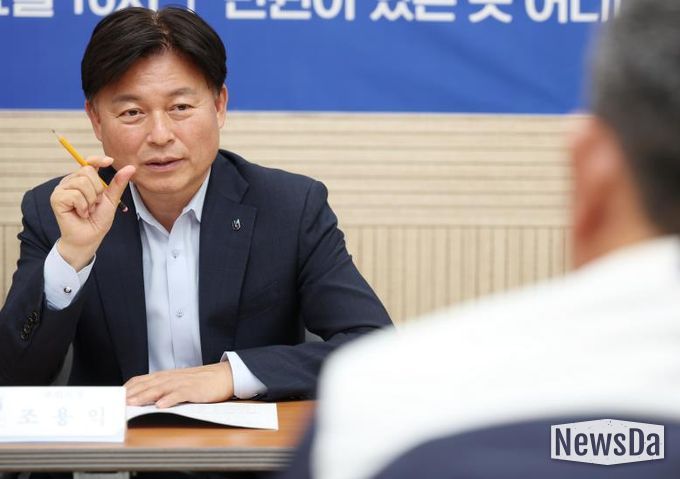 조용익 부천시장이 17일 시청에서 열린 ‘틈만나면, 현장속으로’ 에 참석해 시민과 생활 속 불편 해결을 위한 방안을 함께 이야기하고 있다.