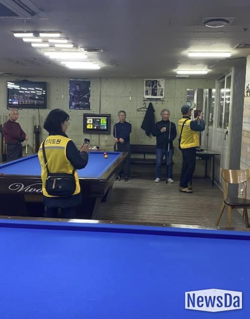 담당 공무원과 금연 지도원이 합동 단속을 하고 있다.