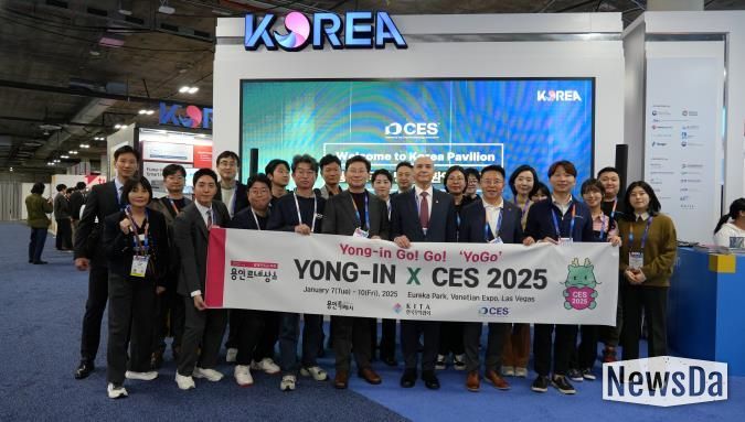 지난해 1월 7일 미국 라스베이거스에서 열린 CES 2025 용인시 단체관에서 이상일 시장과 용인 기업 관계자들이 기념 촬영을 하는 모습