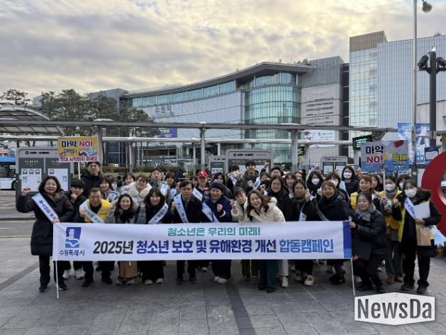 현근택 수원시 제2부시장(앞줄 왼쪽 5번째)과 유관기관 관계자들이 수원역 로데오거리 일원에서 청소년 보호 합동 캠페인을 하고 있다.
