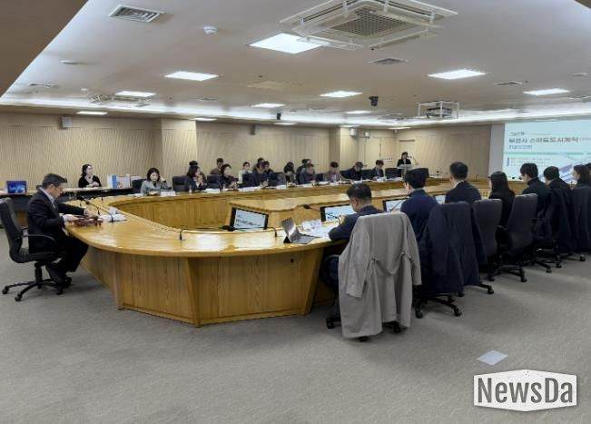 부천시는 지난 18일 시청 창의실에서 남동경 부시장 주재로 ‘2025년 부천시 스마트도시사업협의회’를 열었다.