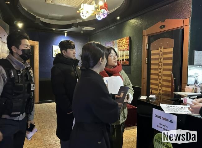 수원시와 유관기관 관계자들이 인계동 소재 유흥주점업소 대상으로 합동 점검을 하고 있다