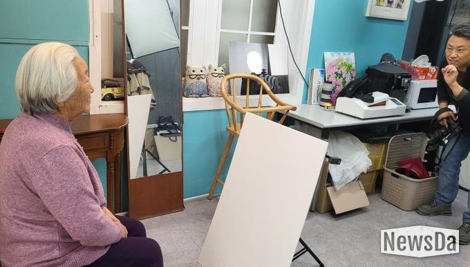 양평군 양동면 지역사회보장협의체, 어르신 장수사진 촬영… 건강과 행복 기원