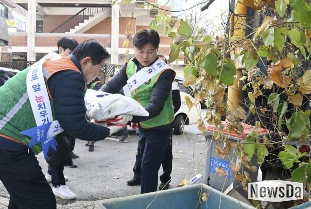 조용익 부천시장과 김태웅 부천시 자율방재단장이 제설제 보충 작업을 하고 있다.