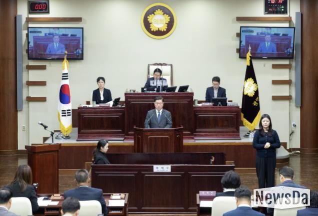 박승원 광명시장이 19일 '제 297회 광명시의회 제2차 정례회'에서 시정연설을 하고 있다.