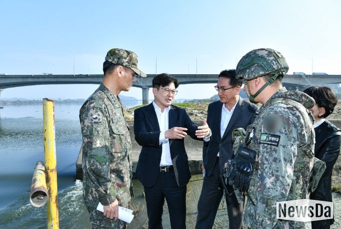 김포시가 7일 고촌읍에 위치한 백마도에서 현장행정을 진행했다.