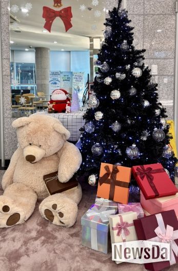 광명시 철산3동 행정복지센터는 연말연시를 맞아 주민들이 따뜻하고 희망찬 분위기 속에서 민원 서비스를 이용할 수 있도록 청사 내·외부에 크리스마스 장식을 설치했다고 19일 밝혔다.