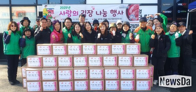 광명시 일직동 새마을부녀회 지도자협의회는 지난 17일부터 18일까지 이틀간 일직동 오리로 97 1층에서 ‘사랑의 김장김치 나눔 행사’를 진행했다.