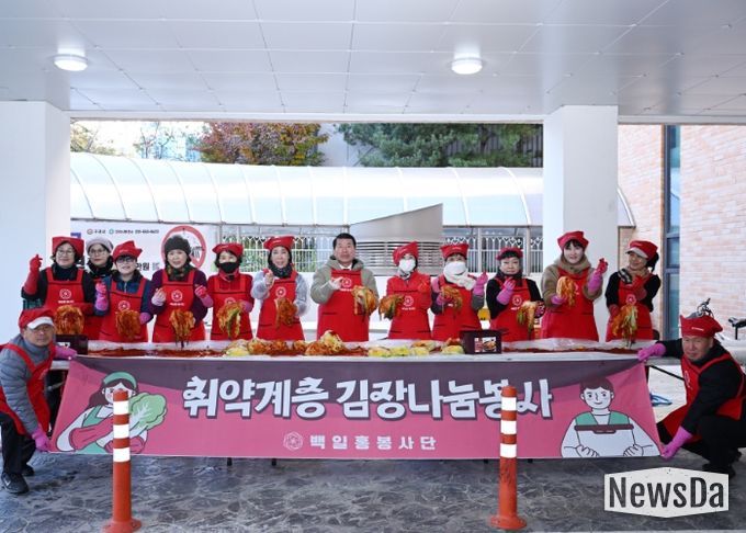 추운 날씨에도 백일홍봉사단 단원들이 인창동 행정복지센터에서 김장하고 있다.