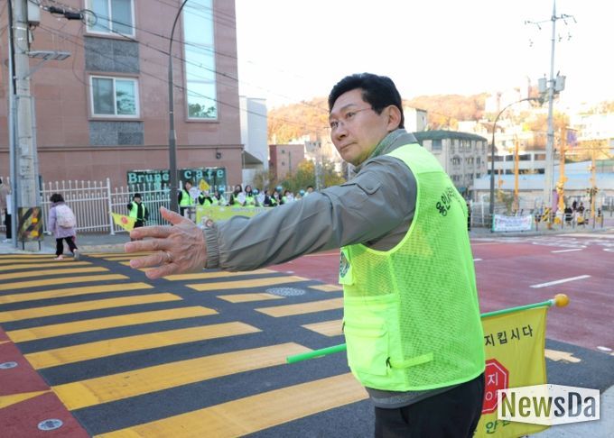 19일 교동초 앞에서 이상일 시장이 교통지도 봉사를 하고 있다