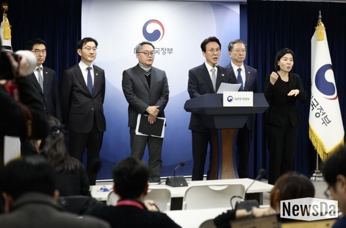 김민석 국무총리가 18일 세종대로 정부서울청사에서 '론스타 국제투자분쟁(ISDS) 취소 신청' 관련 긴급 브리핑을 하고 있다.