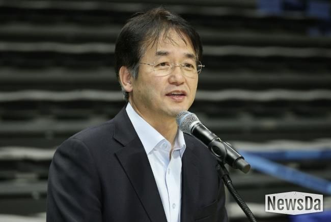 ‘2025년도 어르신 송년 음악회’에 참석해 인사말 중인 이동환 고양특례시장