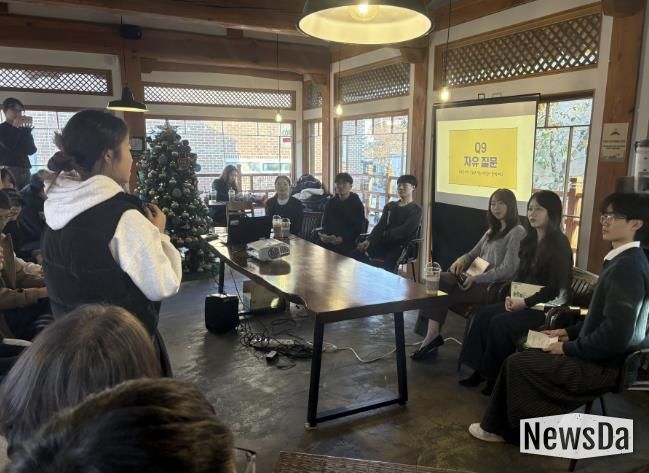 이주배경청소년 선·후배가 교류하는 진로콘서트를 열고 있다.