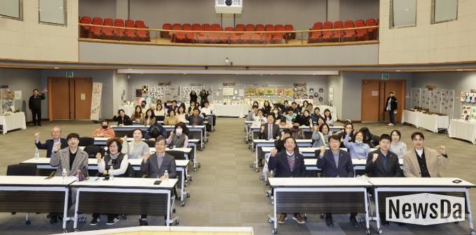 장애인 학습자들이 18일 안산문화예술의전당 국제회의장에서 ‘안산시 장애인 평생학습 성과공유회’를 진행하고 있다.