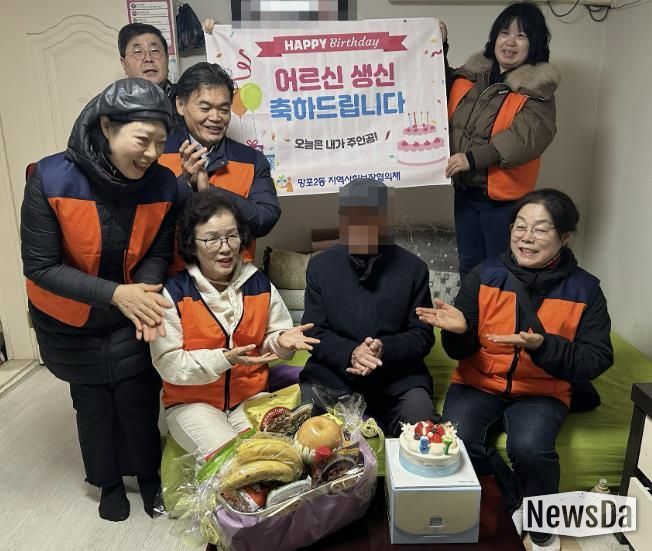 수원시 영통구 망포2동 지역사회보장협의체, 따뜻한 마음을 나누는 홀몸 어르신 생신 축하