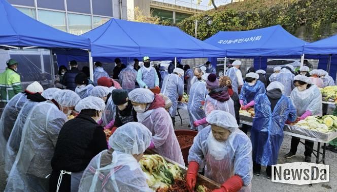 남수원새마을금고, 곡선동에 사랑의 김장 온정 나눔에 후원금 300만원 기부