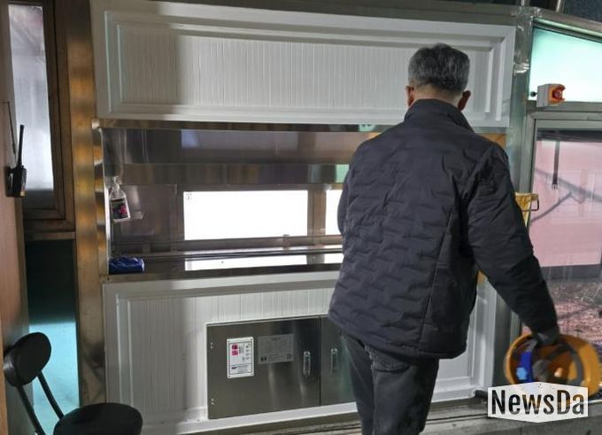 제3땅굴 보도관람로에 설치된 건조살균기 입구