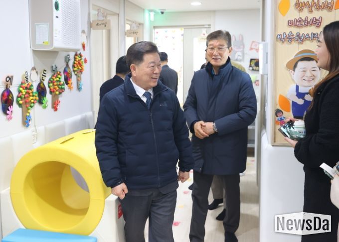 박승원 광명시장이 20일 오후 광명호반써밋그랜드에비뉴 1단지에서 열린 ‘시립호반써밋어린이집’ 개원식에 참석해 어린이집 내부를 둘러보고 있다.