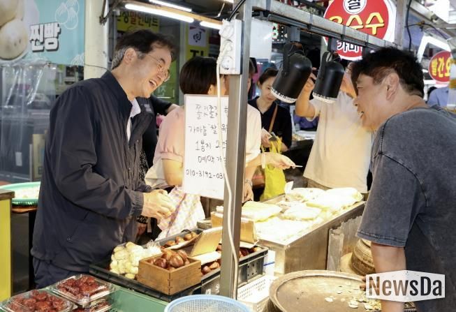 원당시장을 찾아 상인들의 목소리를 듣고 민생 살피는 이동환 고양특례시장