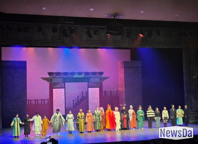 경주에서 열린 창작뮤지컬 '김교각' 공연 종료 후 출연진이 무대 인사를 하고 있다