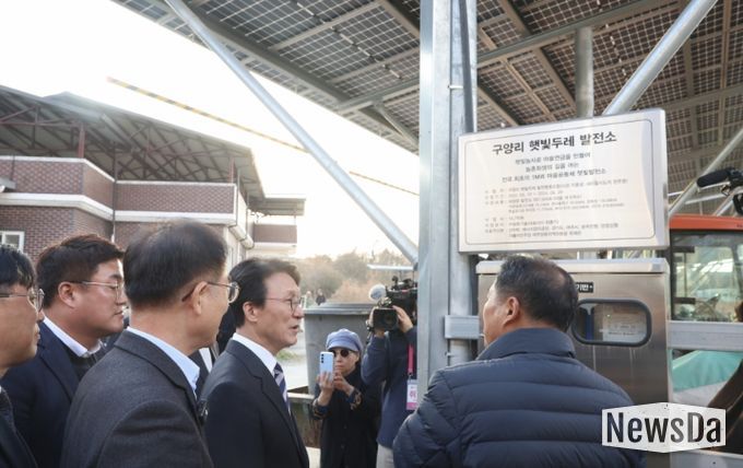 김민석 국무총리가 20일 경기도 여주시 구양리 마을 태양광 발전소를 방문, 발전 시설을 둘러보고 있다.