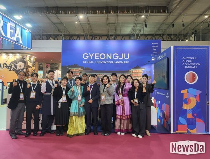 스페인 바르셀로나에서 열린 ‘IBTM World 2025’ 경주 단독 홍보관 앞에서 경주시와 하이코 관계자들이 기념촬영을 하고 있다.