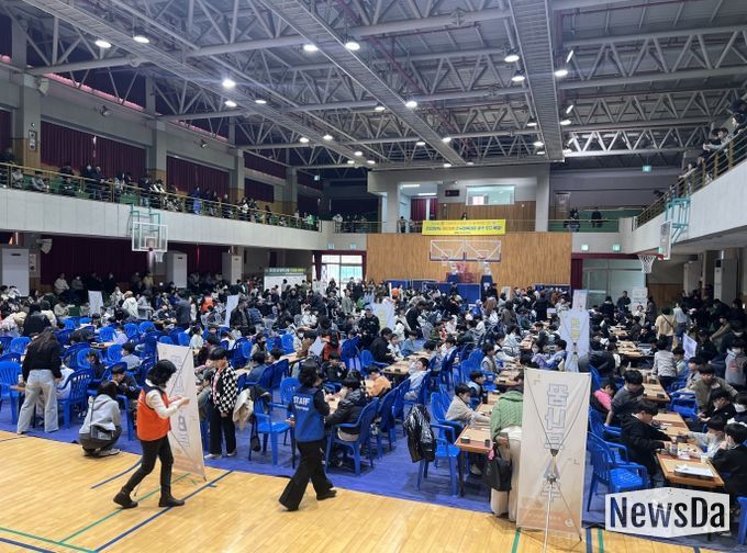 제13회 시장배 전국아마추어 바둑대회에 참가한 학생부 선수들이 경기에 임하고 있다.